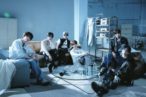 킥플립, 데뷔 2년도 안 됐는데 53만장 돌파...JYP 막내의 무서운 성장세 - 뉴스 썸네일 이미지